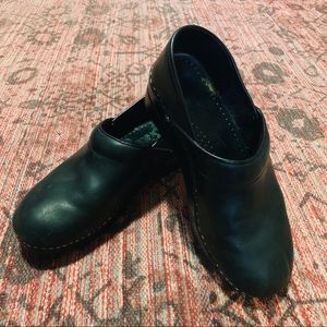 black dansko clogs